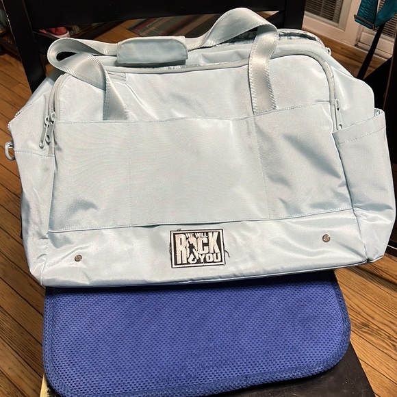 Vera Bradley ReActive Weekender Travel Bag with custom patches. Light blue - Picture 4 of 12